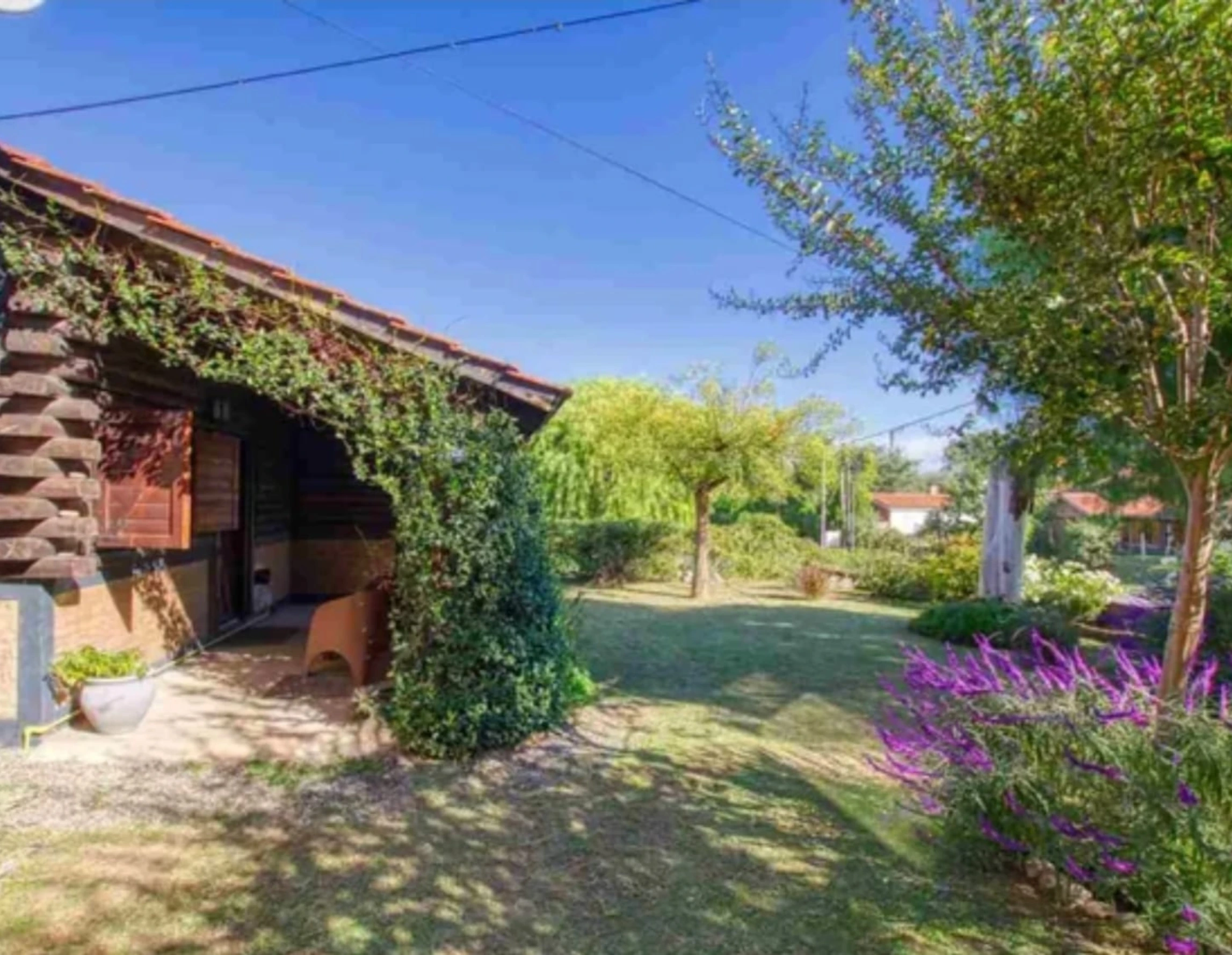 Cabaña de Madera - Vista exterior con jardín